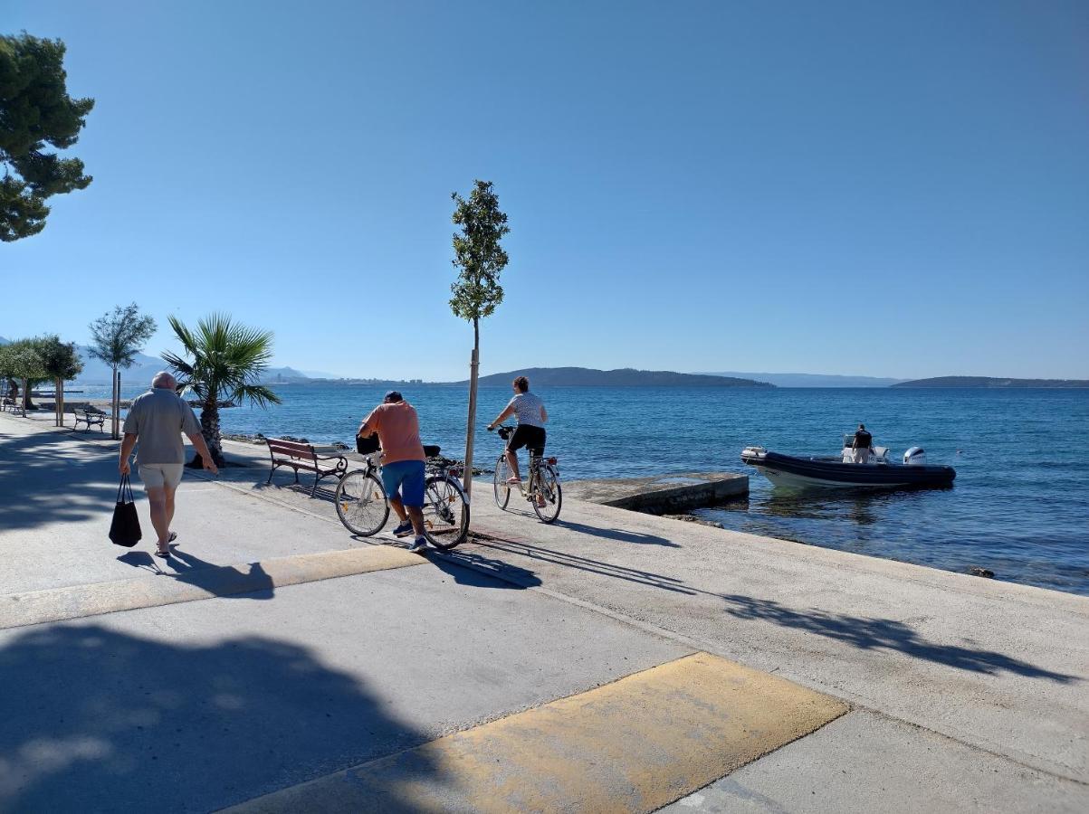 Apartman Figaro Pogled Od Milijun Dolara, 2 Tusa, 2 Wc Kaštela Cameră foto