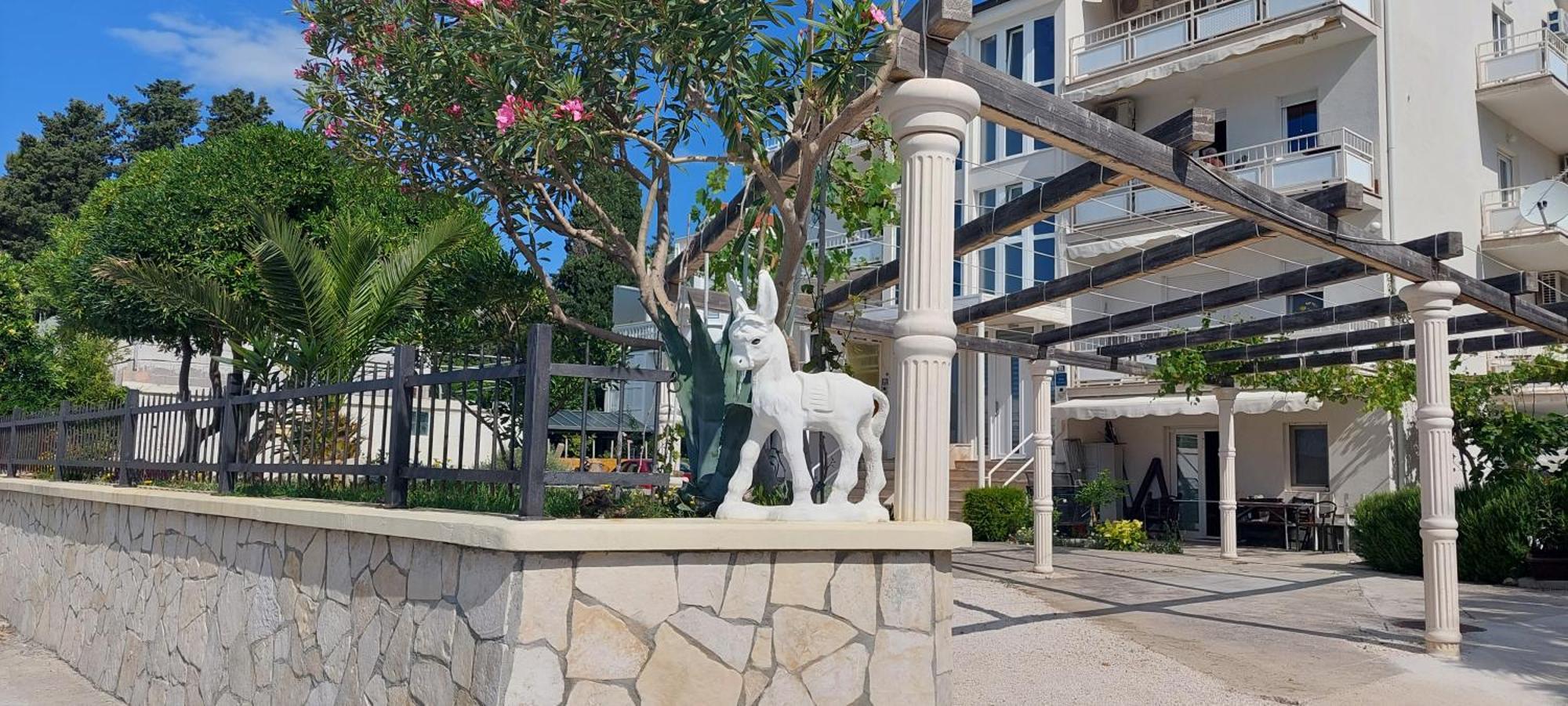 Apartman Figaro Pogled Od Milijun Dolara, 2 Tusa, 2 Wc Kaštela Exterior foto